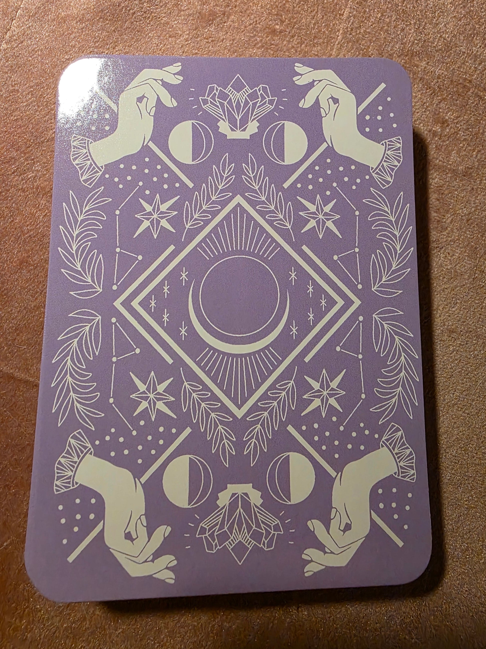 L'Âme Mon Oracle Magique — dos d'une carte, motif mauve lune et mains