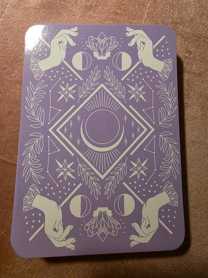 L'Âme Mon Oracle Magique — dos d'une carte, motif mauve lune et mains