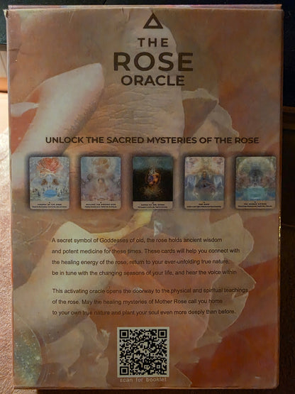 The Rose Oracle — coffret entouré de cristaux de quartz rose et cartes étalées