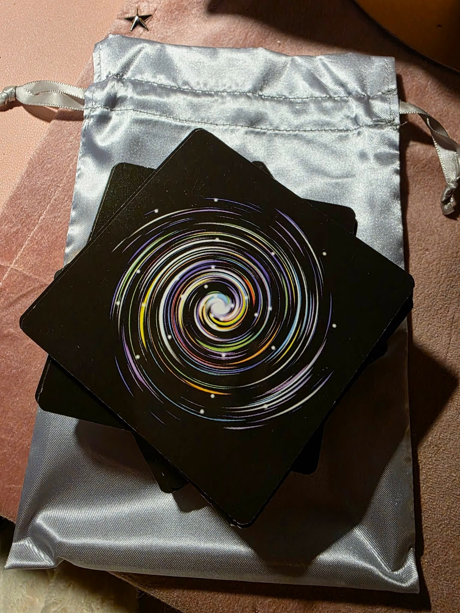 Cartes carrées noires avec spirale cosmique et pochette satinée argentée