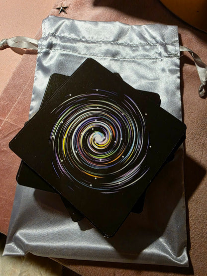 Cartes carrées noires avec spirale cosmique et pochette satinée argentée