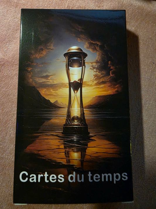 Cartes du Temps — couverture de la boîte noire avec sablier doré